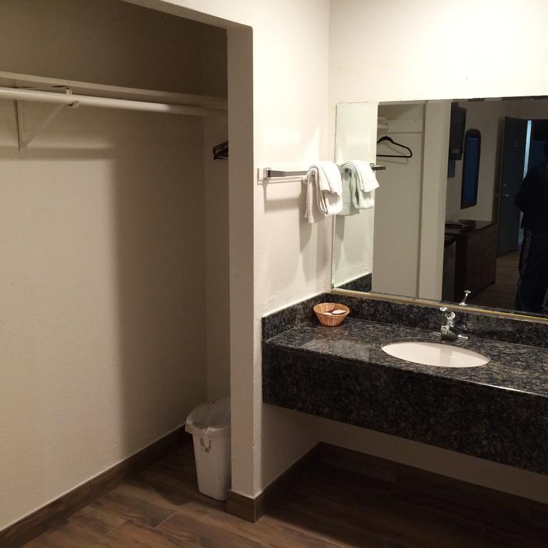 Lomita Royal Inn المظهر الخارجي الصورة